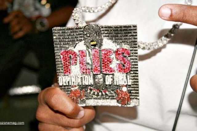Most Ridiculous Chains of Rappers (22 pics)