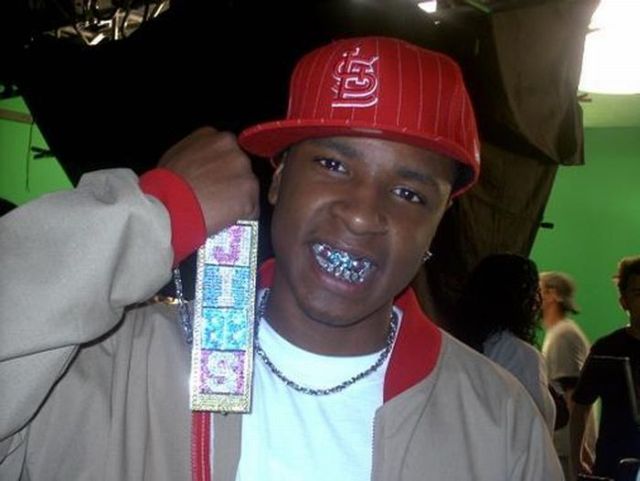 Most Ridiculous Chains of Rappers (22 pics)