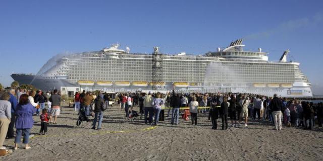World’s Biggest Cruise Ship Ever (33 pics)