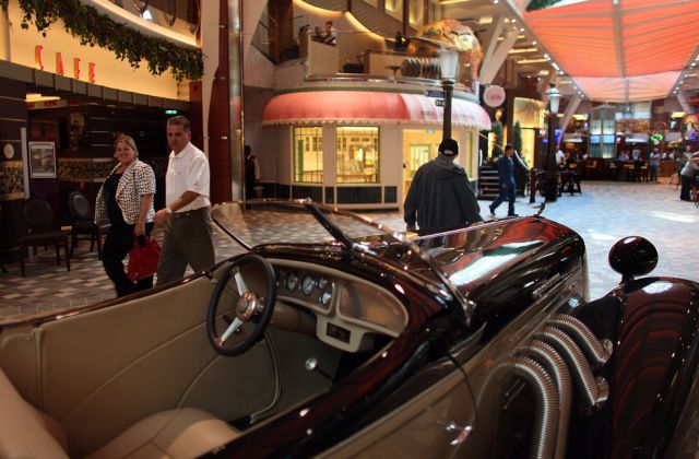 World’s Biggest Cruise Ship Ever (33 pics)