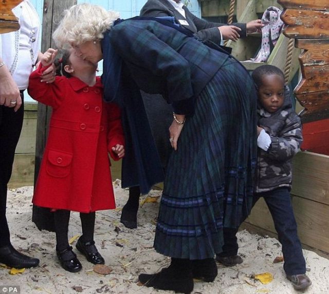 Camilla Accidentally Bumps into a Little Boy (3 pics)