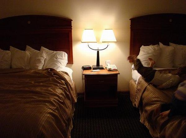 What People are Doing in Hotel Rooms (52 pics)