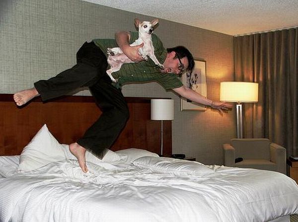 What People are Doing in Hotel Rooms (52 pics)