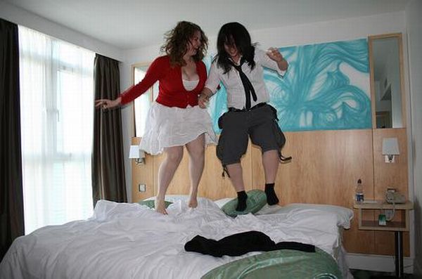 What People are Doing in Hotel Rooms (52 pics)