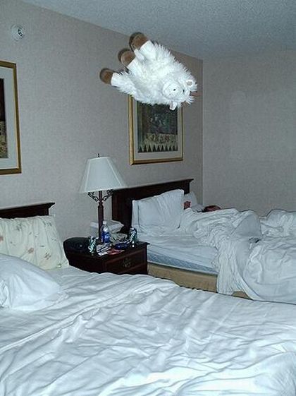 What People are Doing in Hotel Rooms (52 pics)