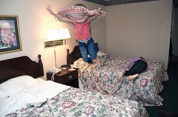 What People are Doing in Hotel Rooms (52 pics)