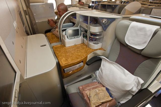 Inside a Luxurious Airbus A380 of the Emirates Airline (47 pics)