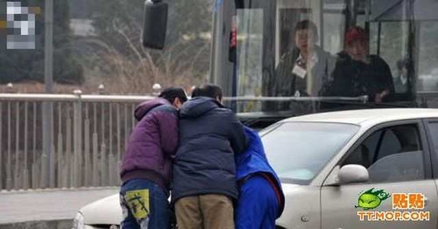 Fight with Bus Driver (10 pics)