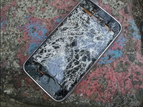 wrecked iphones 00 Wrecked iPhones (23 pics)