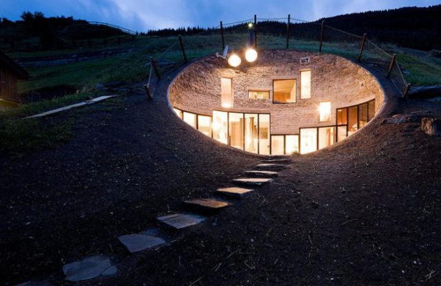 Cool Underground House on a Hill (26 pics)