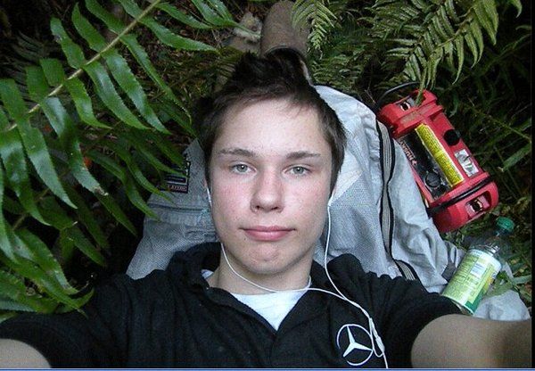 Catch Me If You Can. 18-Year-Old Barefoot Burglar (7 pics + text + 2 videos)