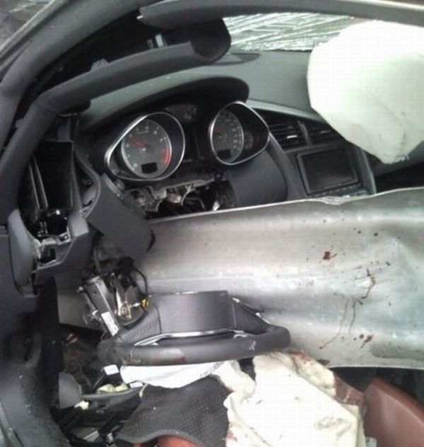 Audi R8 Was Pierced Through Like a Meat with a Fork (8 pics)