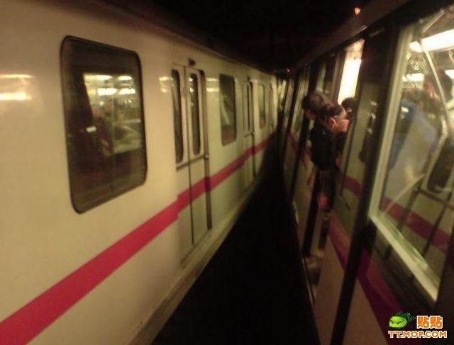 Accident in Shanghai Metro (17 pics)