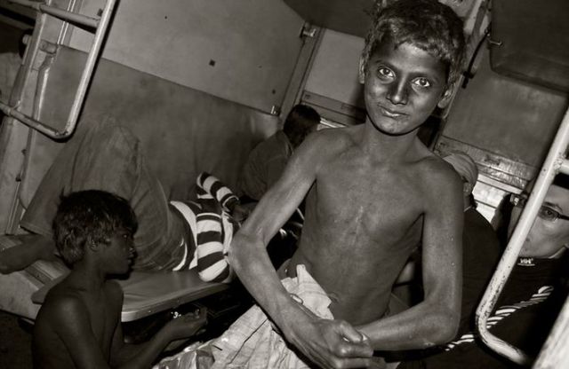 Indian Kids Begging in Trains (22 pics)