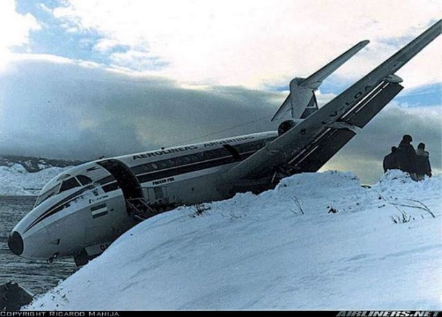 Close Shave for an Airliner (3 pics)