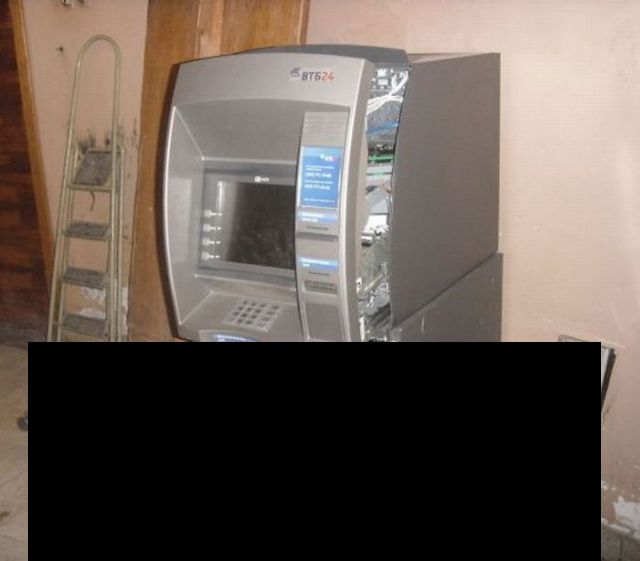 Russian Robbed ATM Machine (7 pics)