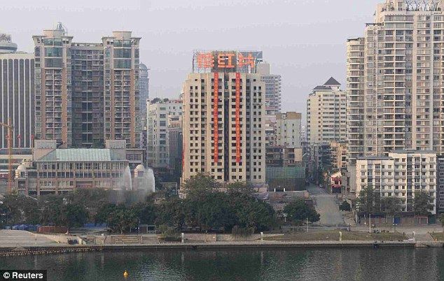 Chinese Failed Demolition Creates the Leaning Tower of Liuzhou! (6 pics + 1 video)