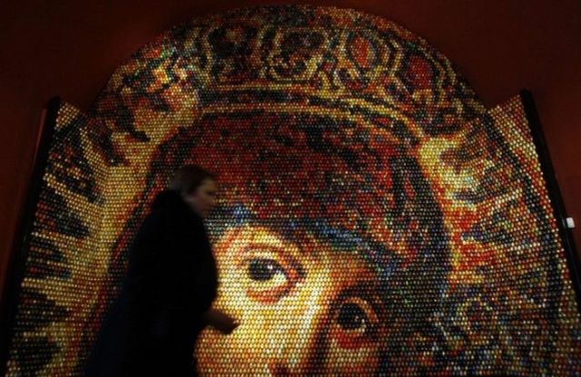 Virgin Mary Mosaic Made from 15,000 Easter Eggs (4 pics)