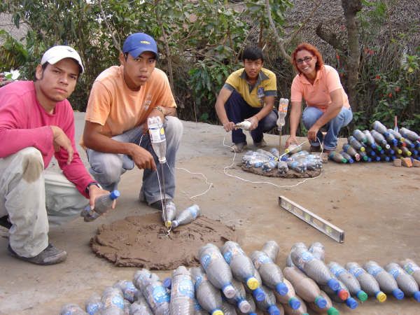 Incredible Bottle House (40 pics)