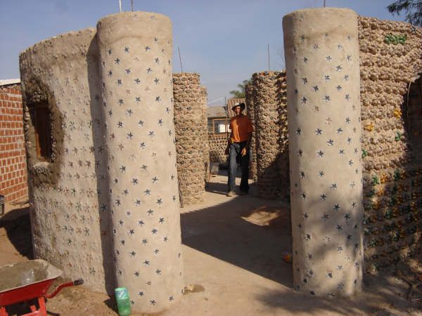 Incredible Bottle House (40 pics)