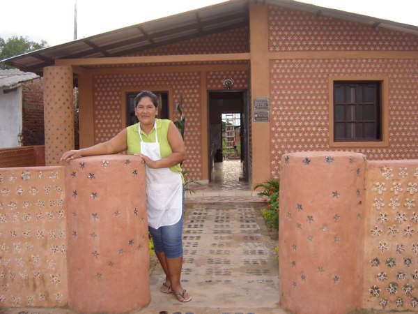 Incredible Bottle House (40 pics)
