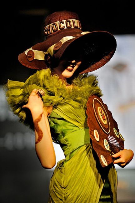 Edible Chocolate Fashion (18 pics)