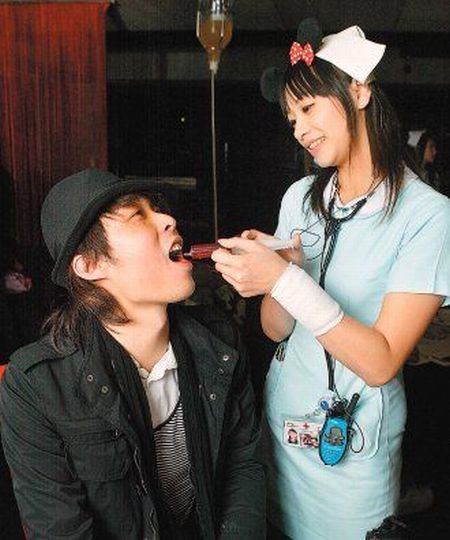 Nurses Can Serve Food Too (13 pics)