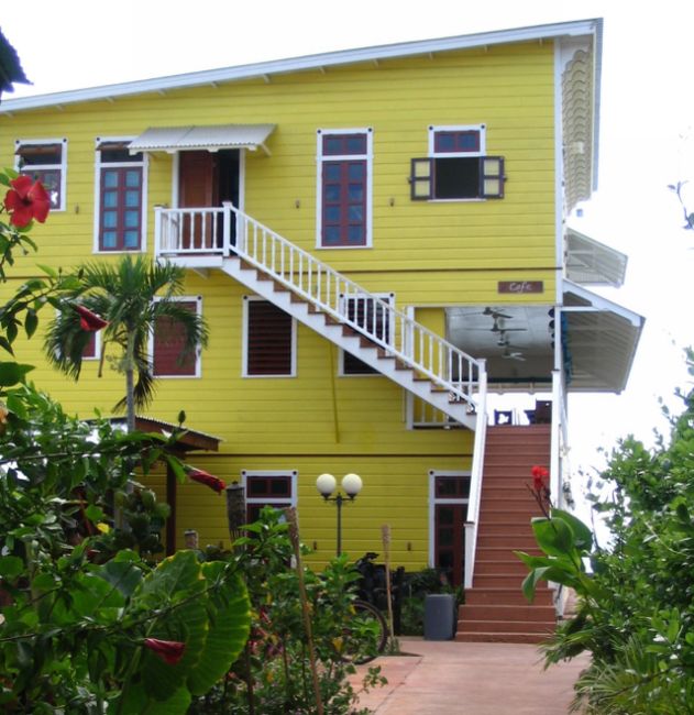 Would You Live in This Apartment? (8 pics)