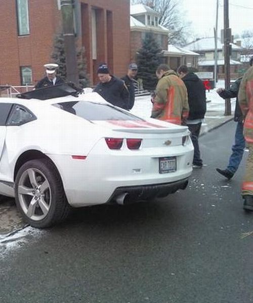 Camaros And Poles Are A Bad Combination (3 pics)