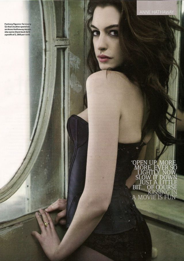 Some of the Sexiest Pictures of Anne Hathaway (8 pics)