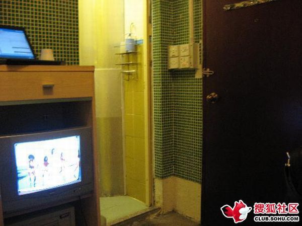 Hotel From Hell (10 pics)