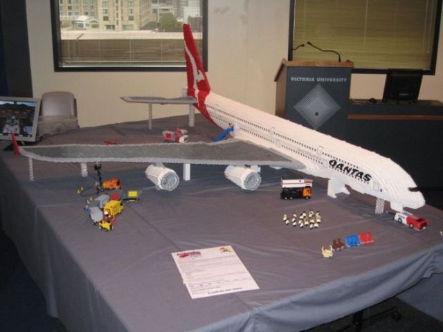 Lego Landing (19 pics)