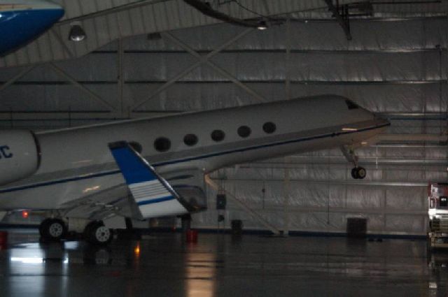 Hanger’s Roof Collapsed on Aircrafts (13 pics)