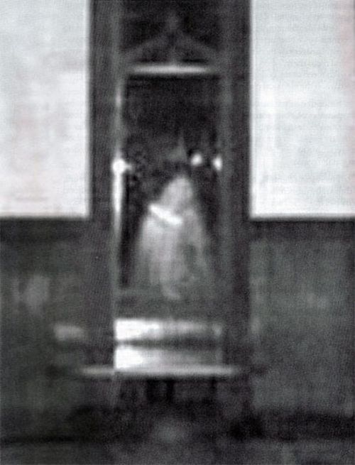 The Best of Ghost Pictures (26 pics + text)