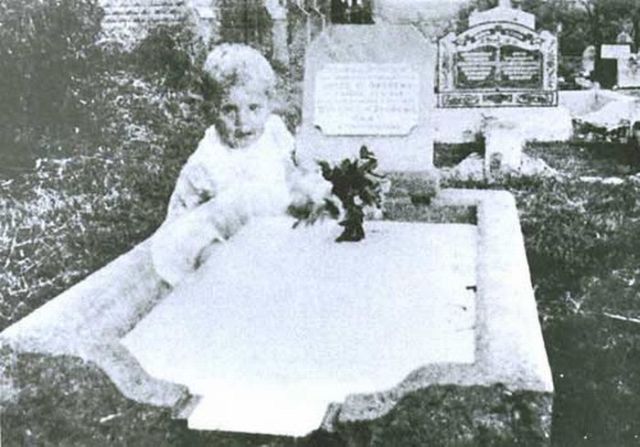 The Best of Ghost Pictures (26 pics + text)