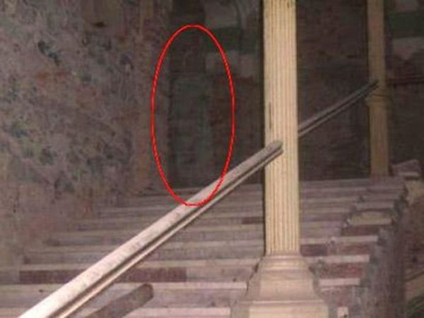 The Best of Ghost Pictures (26 pics + text)