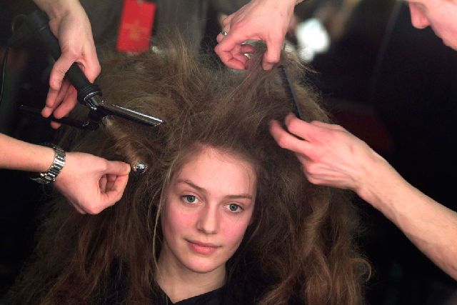 Behind the Scenes of a Fashion Week (30 pics)