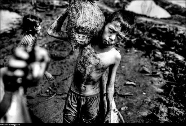 Gold Mining on the Island of Sulawesi in Indonesia (31 photos)