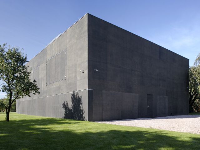 The House with Moving Walls (15 pics + 1 gif)