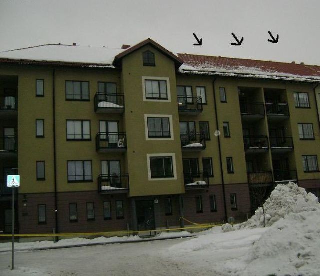 More Idiots Cleaning Snow from Roofs (6 pics)