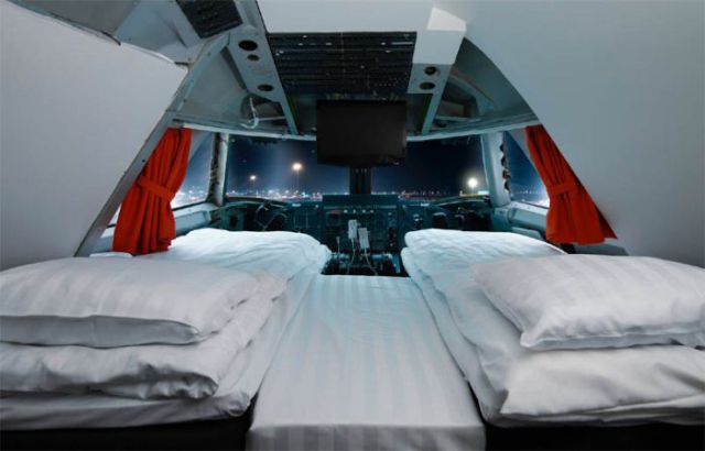 Living Inside The Airplane (35 pics)