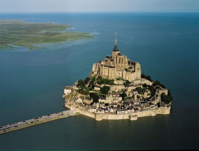 Mont Saint Michel - A Rocky Town in the Middle of the Sea (14 pics)