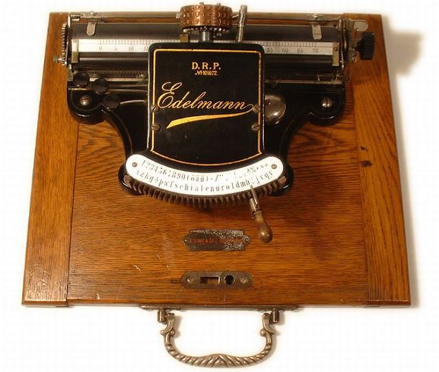 Beautiful Old-Time Typewriters (49 pics)