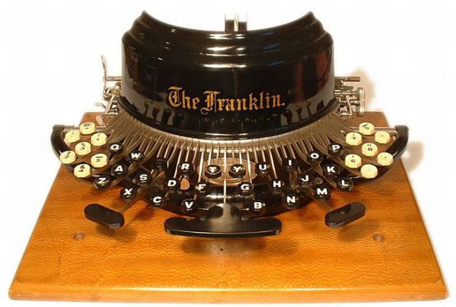 Beautiful Old-Time Typewriters (49 pics)