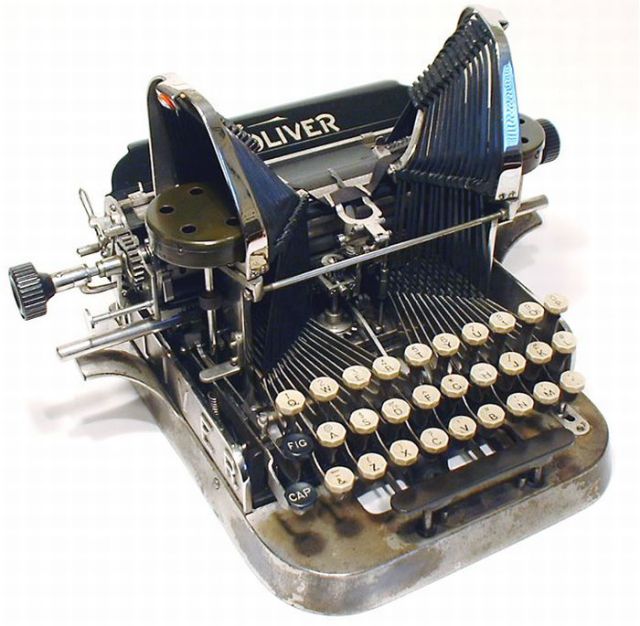 Beautiful Old-Time Typewriters (49 pics)
