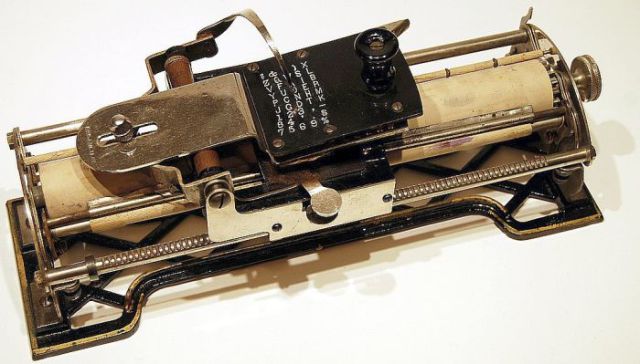 Beautiful Old-Time Typewriters (49 pics)