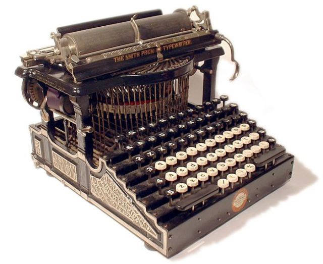 Beautiful Old-Time Typewriters (49 pics)