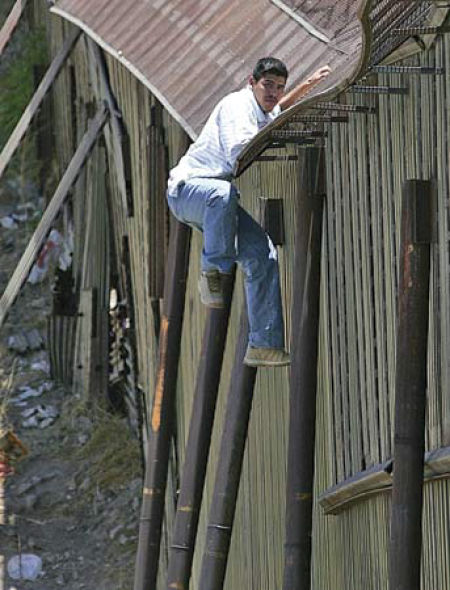 How Illegal Aliens Cross the Border (49 pics)