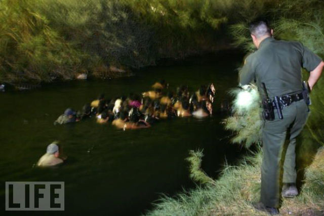 How Illegal Aliens Cross the Border (49 pics)