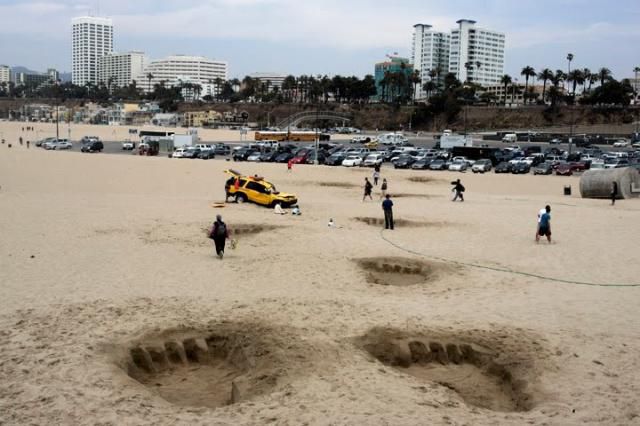 Huge Footsteps on The Beach (4 pics) Huge Footsteps on The Beach